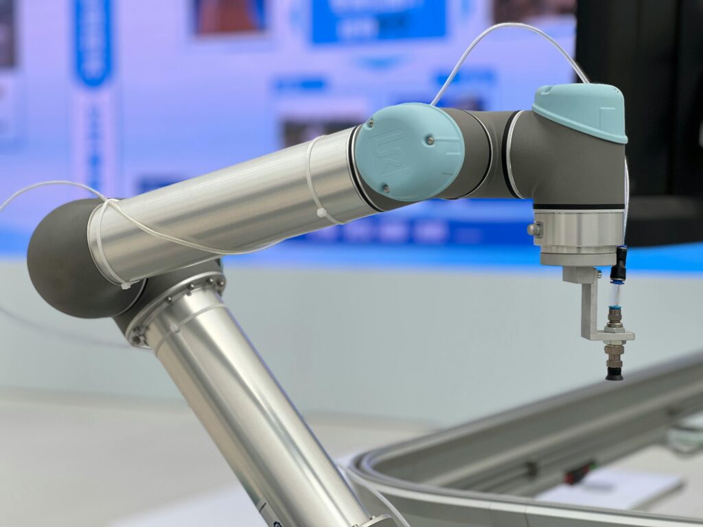 A robotic tool demostrates how IoT and ERP integrate